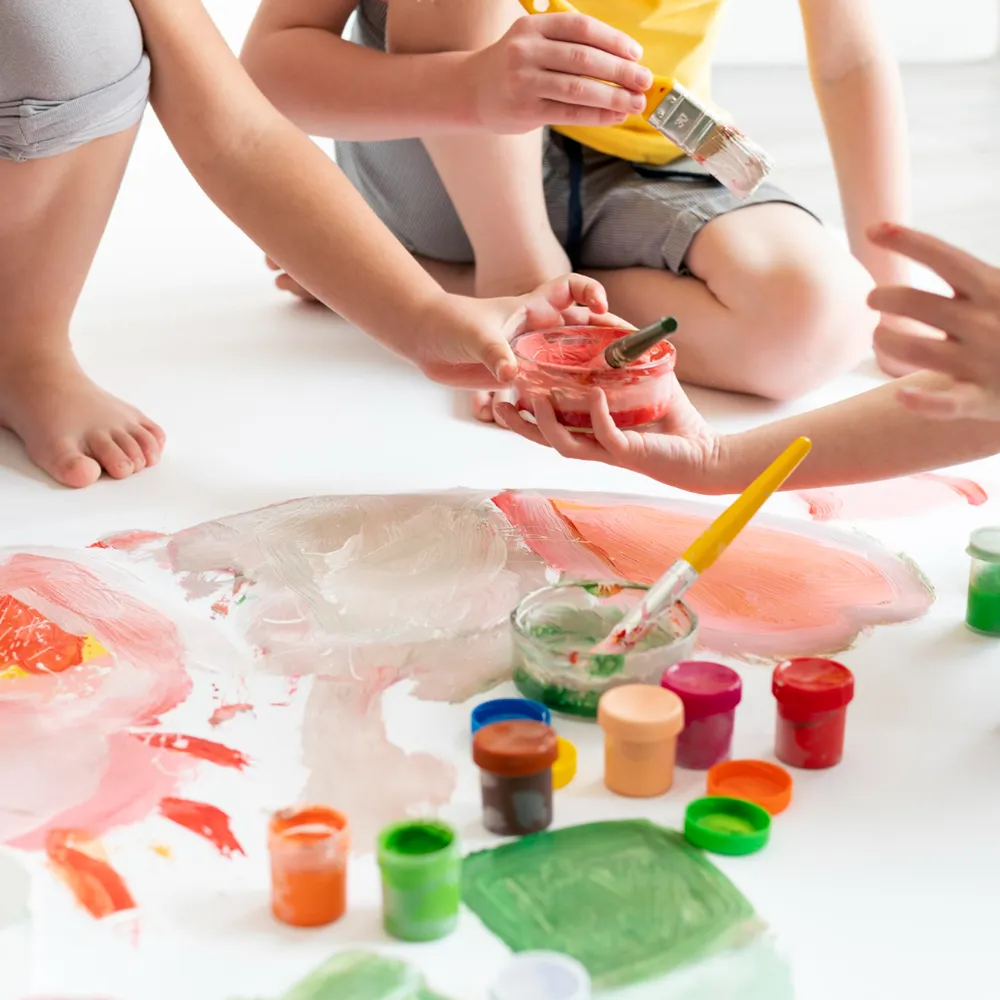 Παιδί που συμμετέχει σε δραστηριότητα Messy Play για την αισθητηριακή του ανάπτυξη - psihotherapia.gr